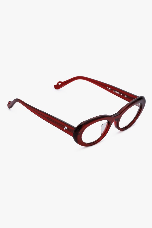 ACETATE JUNI (아세테이트 주니) 선글라스는 미니멀한 스타일을 추구하는 분들을 위한 선글라스입니다. 아세테이트와 나일론 소재로 제작되어 가볍고 편안한 착용감을 제공하며, UV400 자외선 차단 기능으로 눈을 안전하게 보호합니다. Black Gray, Wine, Hopi 3가지 컬러로 출시되어, 여행룩, 휴가룩 등 다양한 TPO에 맞춰 활용하기 좋습니다. R 심볼 디자인 장식으로 포인트를 더했으며, 그레이 틴트 렌즈와 함께 렌즈 클리닝 천, 케이스가 포함되어 실용성을 높였습니다. 
