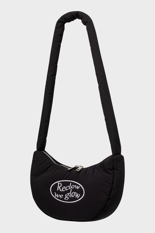 캔디 하프문 백 (CANDY HALFMOON BAG)은 부드러운 쿠션감과 퍼피한 디자인이 돋보이는 여성용 가방입니다. 폴리에스테르와 플리스 소재로 제작되어 부드러운 촉감을 선사하며, 미디엄 사이즈에 무지 패턴과 퀄팅/패딩 디자인 장식이 더해져 캐주얼한 스타일을 연출합니다. 반원 모양의 가방으로 패딩 스트랩이 있어 편안하게 멜 수 있으며, 지퍼형 잠금 방식으로 소지품을 안전하게 보관할 수 있습니다. 블랙, 화이트, 파스텔 핑크, 파스텔 퍼플, 스카이 블루 5가지 컬러로 출시되어, 동네 마실룩이나 산책룩에 포인트를 더할 수 있습니다.
