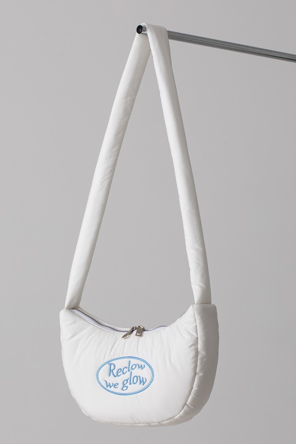 캔디 하프문 백 5 컬러는 부드러운 촉감과 푹신한 디자인이 돋보이는 여성용 가방입니다. 미디엄 사이즈의 반원 모양으로, 퀄팅 및 패딩 디테일이 돋보이며 캐주얼, 미니멀, 걸리시 스타일을 연출하기 좋습니다. 일상, 데이트룩, 쇼핑룩에 매치하기 좋은 실용적인 아이템입니다. 지퍼형 잠금 방식으로 소지품을 안전하게 보관할 수 있으며, 패딩 스트랩으로 편안하게 착용 가능합니다. 화이트, 블랙, 파스텔 핑크, 파스텔 퍼플, 스카이 블루 총 다섯 가지 컬러로 출시되었습니다.
