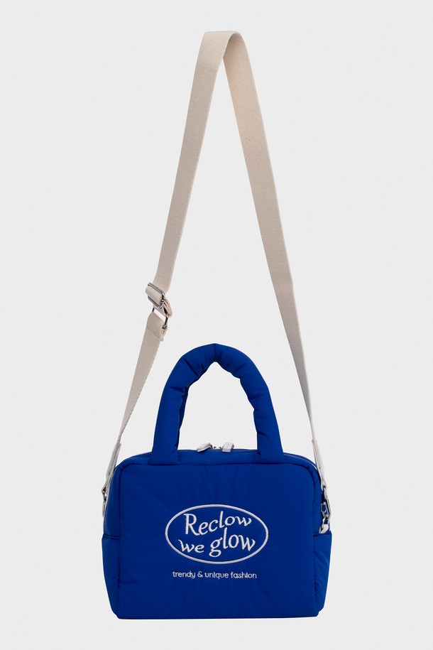 클라우드 패딩 백 4 컬러는 플리스, 캔버스, 면 소재로 제작된 여성용 미디엄 사이즈 패딩백입니다. 퀄팅 및 자수 디테일과 로고 패턴이 특징이며, 사각형 쉐입에 지퍼형 잠금 방식으로 디자인되었습니다. 구름 패딩 디자인, 내부 수납공간 분리, 2-way 스트랩 시스템, 패딩 핸들, 넓은 바닥 등의 특징을 갖춰 동네 마실룩, 쇼핑룩, 여행룩 등 다양한 TPO에 활용 가능합니다. 캐주얼, 미니멀, 클래식 스타일을 즐겨 입는 분들께 추천합니다.
