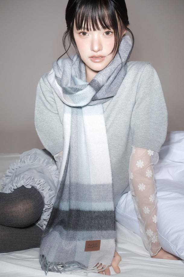 MUNM(문엠) 체크 캐시미어 100% 머플러 그레이는 부드러운 촉감과 따뜻함을 선사하는 머플러입니다. 100% 캐시미어 소재로 제작되어 가을, 겨울철에 착용하기 좋으며, 얇은 두께감으로 답답함 없이 부드럽게 감쌀 수 있습니다. 클래식하고 베이직한 디자인에 그레이 컬러와 체크 패턴이 더해져 어떤 스타일에도 잘 어울립니다. 미니멀한 스타일을 즐기는 분들께 특히 추천하며, 데일리 아이템으로 활용하기 좋습니다.
