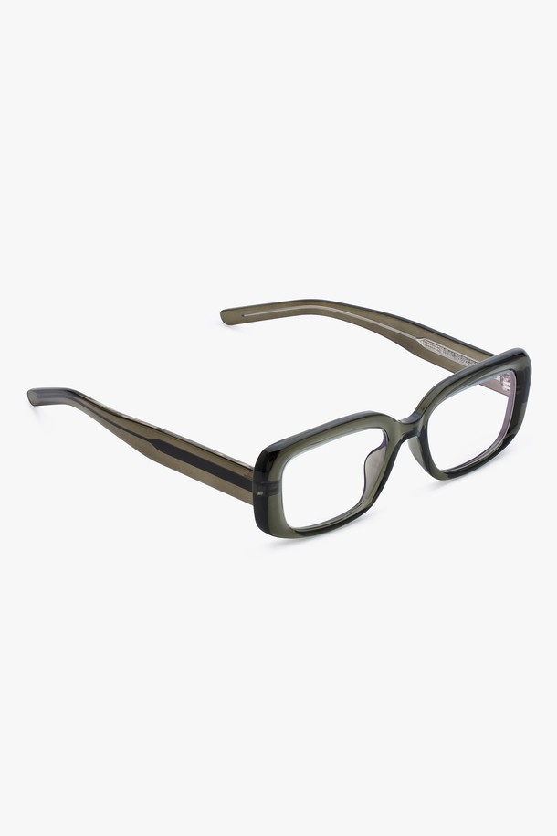 BIBBL GLASS KHAKI (비블 글래스 카키) 청광 VER는 클래식과 트렌디함을 동시에 잡은 안경입니다. 블랙, 카키, 아이보리 3가지 컬러로 출시되었으며, TR소재와 PC 소재를 사용하여 가볍고 내구성이 뛰어납니다. 직사각형 프레임과 소프트 노즈패드로 편안한 착용감을 제공하며, UV400 보호 및 블루라이트 차단 기능을 갖춰 디지털 기기 사용 시 눈을 보호합니다. 논렌즈(제로파워) 타입으로 집콕룩, 오피스룩, 캐주얼 등 다양한 스타일에 매치하기 좋습니다. 구성품으로 보호 케이스와 렌즈 클리닝 천이 포함되어 있습니다.
