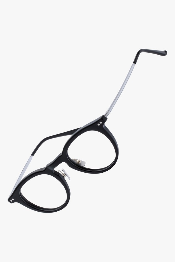 아세테이트 미미 글래스 블랙은 미니멀하고 클래식한 스타일의 안경테입니다. 블랙과 호피 펌킨 두 가지 색상으로 출시되었으며, 아세테이트와 티타늄 소재를 사용하여 가볍고 튼튼합니다. UV400 차단 기능을 제공하며, 분리형 렌즈 방식으로 처방 렌즈 교체가 용이합니다. 유니섹스 디자인으로 남녀 모두 착용 가능하며, 조절 가능한 코패드로 편안한 착용감을 선사합니다. 프레임 조절이 가능하며 데모렌즈가 포함되어 있습니다.
