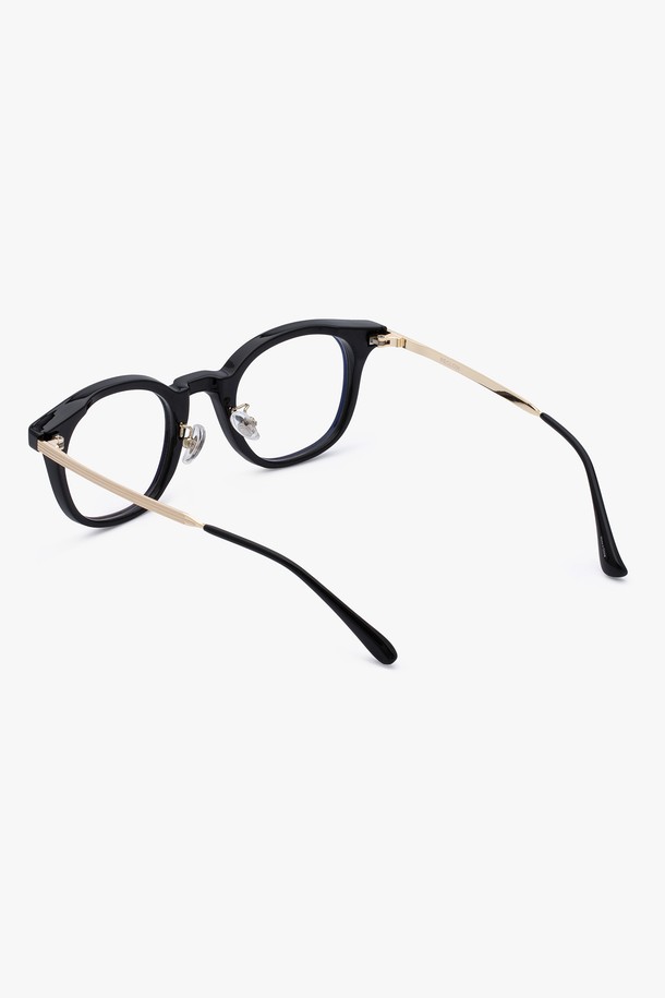 X.KAY 글래스 골드 블랙은 여성 고객을 위한 선글라스입니다. 클래식하고 모던한 스타일을 연출하며, 데이트룩에 잘 어울립니다. 사각형 오버사이즈 디자인에 블랙 렌즈와 골드 메탈 프레임이 세련된 조화를 이룹니다. 자외선 차단 기능이 있으며, 일상에서 편안하게 착용할 수 있습니다. 
