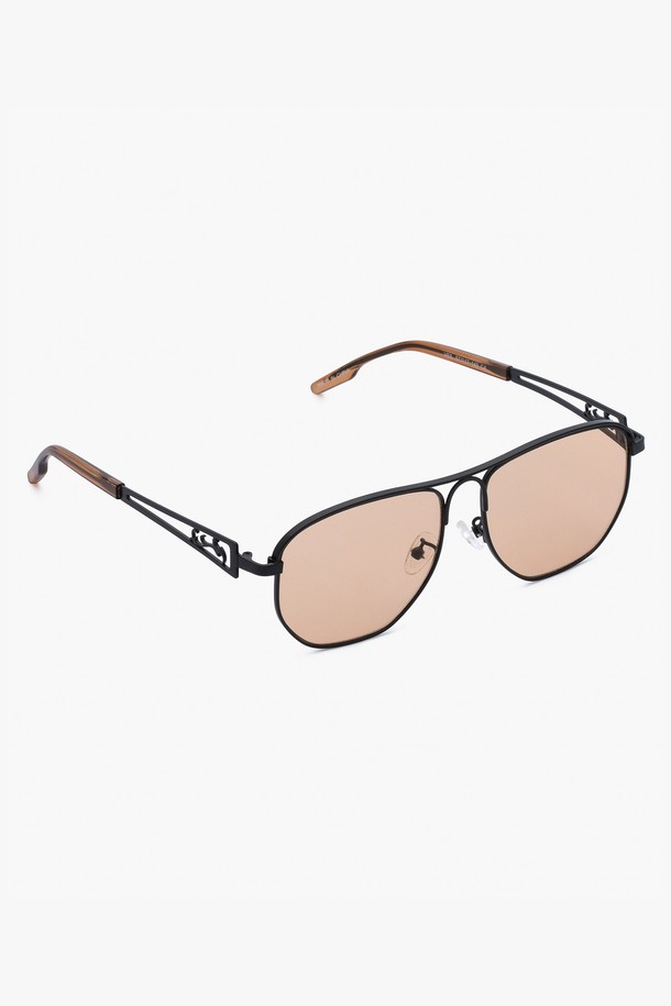 STAINLESS VEIL SUNGLASS BROWN(스테인리스 베일 선글라스 브라운)은 미니멀하고 클래식한 스타일을 추구하는 여성 고객을 위한 선글라스입니다. 브라운 컬러 렌즈와 오버사이즈 프레임이 세련된 분위기를 연출하며, 스테인리스 소재로 제작되어 내구성이 뛰어납니다. 일상생활에서 자외선을 효과적으로 차단해주며, 베일형 디자인과 일자형 브릿지가 독특한 포인트를 더합니다. 봄, 여름 시즌에 데일리 아이템으로 활용하기 좋습니다.
