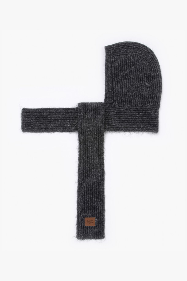 MOCHI 발라클라바 차콜은 울과 아크릴 혼방 소재로 제작되어 부드러운 촉감을 자랑하는 방한용 발라클라바입니다. 깊은 모자 깊이와 목까지 감싸는 디자인으로 가을, 겨울철 추위로부터 얼굴 전체를 따뜻하게 보호해줍니다. 무지 패턴의 차콜 컬러는 클래식, 미니멀, 캐주얼 등 다양한 스타일 연출에 용이하며, 등산룩, 캠핑룩, 출근룩 등 TPO에 구애받지 않고 활용할 수 있습니다. 스카프 형태 디자인으로 편안하게 착용 가능하며, 두꺼운 두께감으로 보온성을 높였습니다. 
