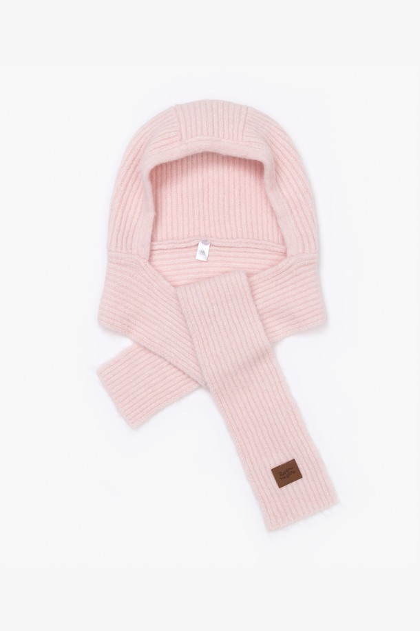 모치 발라클라바 핑크는 부드러운 니트 소재로 제작되어 겨울철 따뜻함을 선사하는 여성용 발라클라바입니다. 깊은 모자 깊이와 목까지 감싸는 디자인으로 보온성을 높였으며, 무지 패턴의 사랑스러운 핑크 컬러가 캐주얼하고 미니멀한 스타일을 연출합니다. 포근한 촉감의 이 발라클라바는 추운 날씨에도 스타일리시하게 착용할 수 있는 필수템입니다.
