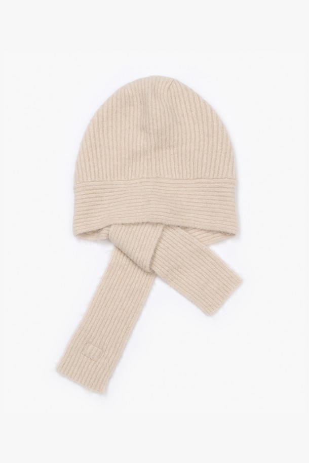 MOCHI 발라클라바 베이지는 부드러운 니트 소재로 제작되어 깊은 모자 깊이와 포근한 착용감을 선사합니다. 무지 디자인에 베이지 컬러로 어떤 스타일에도 쉽게 매치할 수 있으며, 가을, 겨울철 방한용은 물론 일상에서도 활용하기 좋습니다. 목까지 감싸는 디자인으로 보온성을 높였으며, 미니멀, 캐주얼, 클래식 등 다양한 스타일을 즐겨 입는 분들께 추천합니다. 출근룩, 산책룩, 여행룩 등 TPO에 구애받지 않고 따뜻하고 스타일리시하게 연출해 보세요.
