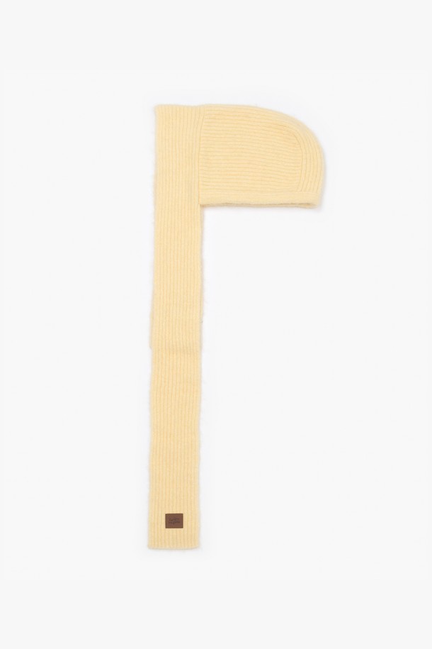 "모치 발라클라바 레몬"은 부드러운 촉감의 니트와 울 소재로 제작되어 가을, 겨울철 방한에 효과적인 여성용 발라클라바입니다. 깊은 모자 깊이와 두꺼운 두께로 보온성을 높였으며, 목도리 일체형 디자인으로 더욱 따뜻하게 착용할 수 있습니다. 레몬, 옐로우 컬러의 무지 디자인이 캐주얼, 미니멀, 클래식 스타일의 룩에 포인트를 더합니다. 니트 소재의 디자인 장식이 돋보이는 발라클라바는 일상에서 편안하게 스타일을 연출할 수 있습니다.
