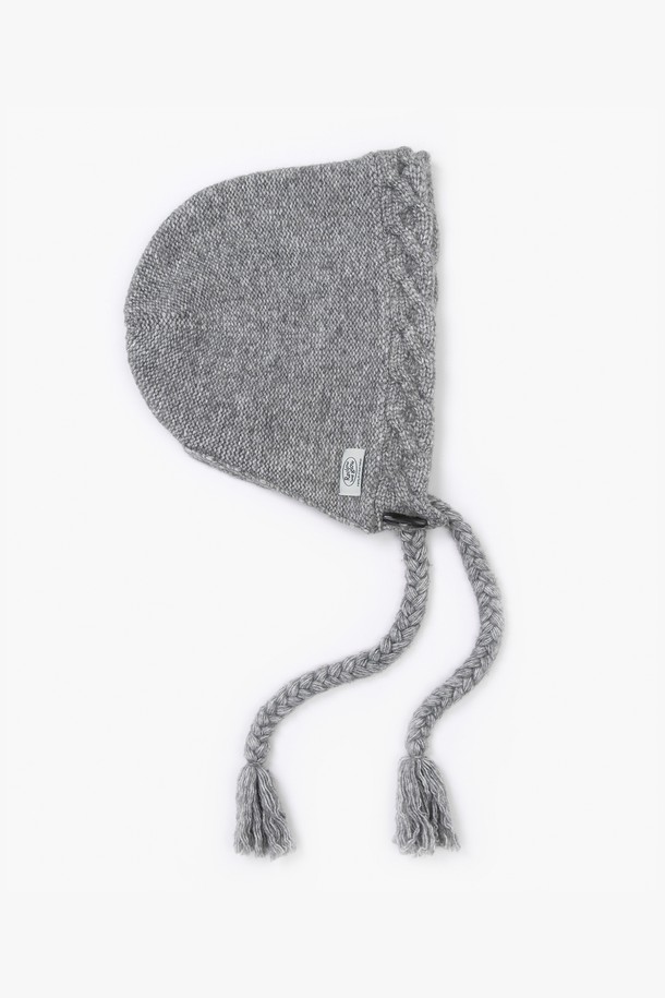 TWIST JELLY 발라클라바 그레이는 부드러운 니트 소재와 젤리 소재가 혼합되어 포근한 착용감을 선사하는 여성용 발라클라바입니다. 깊은 모자 깊이로 보온성을 높였으며, 트위스트 디테일이 디자인 포인트로 더해져 미니멀, 클래식, 캐주얼 스타일 모두 소화 가능합니다. 겨울철 일상에서 스타일리시하게 착용할 수 있으며, 무지 디자인의 그레이 컬러로 어떤 옷에도 잘 어울립니다.
