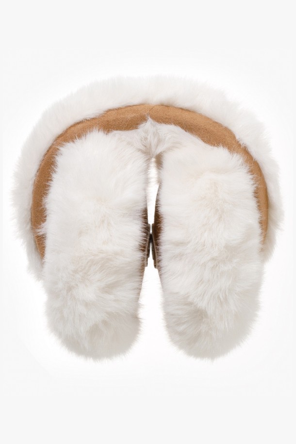 밍밍 이어머프 브라운은 부드러운 퍼 소재로 제작되어 겨울철 보온성을 높여주는 여성용 이어머프입니다. 톤 다운된 브라운 컬러의 무지 디자인으로, 캐주얼, 클래식, 미니멀 등 다양한 스타일 연출에 용이합니다. 두꺼운 두께감과 귀를 완전히 덮는 귀덮개 스타일로 뛰어난 방한 기능을 제공합니다. 일상생활에서 따뜻하고 포근한 착용감을 선사하며, 퍼 소재 특유의 고급스러운 디자인 장식이 특징입니다.
