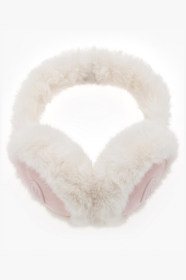 밍밍 이어머프 핑크는 부드러운 퍼 소재로 제작되어 겨울철 보온에 효과적인 여성용 귀덮개 스타일의 이어머프입니다. 핑크와 화이트 두 가지 색상으로 출시되어 캐주얼, 미니멀, 로맨틱 등 다양한 스타일에 매치하기 좋습니다. 무지 디자인에 두꺼운 두께감으로 포근함을 더하며, 부드러운 촉감이 특징입니다. 겨울철 추위로부터 귀를 따뜻하게 보호해주는 필수 아이템입니다.
