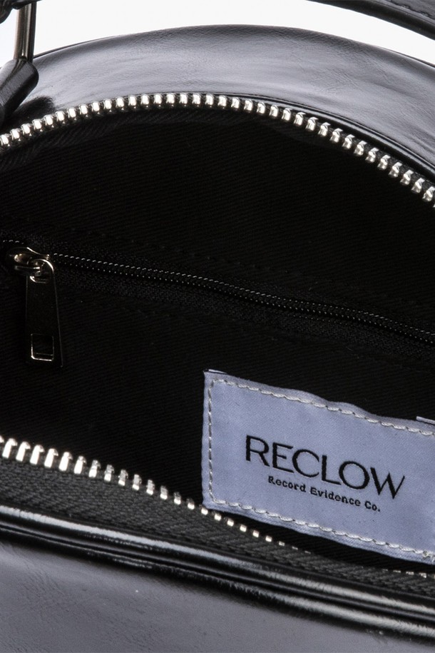 세련된 스타일을 완성하는 탬버린 투웨이 크로스백 BLACK입니다. 미니멀, 클래식, 시크 스타일을 추구하는 여성분들을 위한 미디엄 사이즈의 블랙 컬러 크로스백으로, 합성가죽 소재로 제작되어 부드러운 질감을 선사합니다. 원형 디자인에 무지 패턴으로 깔끔함을 더했으며, 탈부착 가능한 스트랩과 지퍼형 잠금 방식으로 실용성을 높였습니다. 숄더백 또는 크로스백으로 활용 가능한 투웨이 디자인으로, 일상생활에서 폭넓게 활용할 수 있습니다.
