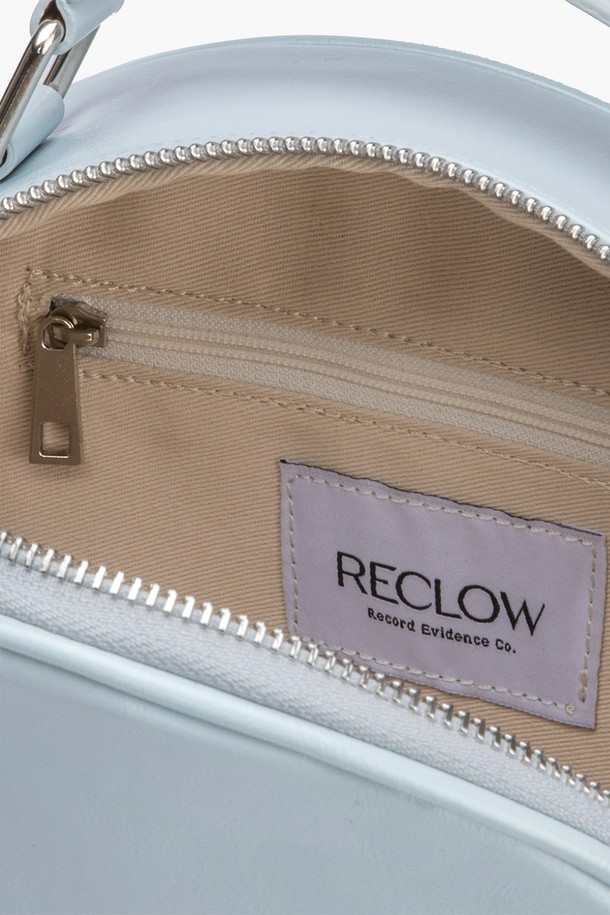 탬버린 투웨이 크로스백 스카이 블루는 여성의 데이트룩, 모임룩, 소개팅룩을 위한 미니멀, 클래식, 걸리시 스타일의 가방입니다. 부드러운 합성가죽 소재에 스카이블루 컬러가 산뜻함을 더하며, 원형 디자인과 무지 패턴으로 세련된 느낌을 줍니다. 크로스백과 숄더백으로 활용 가능한 투웨이 디자인으로 실용성을 높였으며, 지퍼형 잠금 방식으로 소지품을 안전하게 보관할 수 있습니다. 미디엄 사이즈로 수납력 또한 뛰어나 데일리백으로 손색없습니다.
