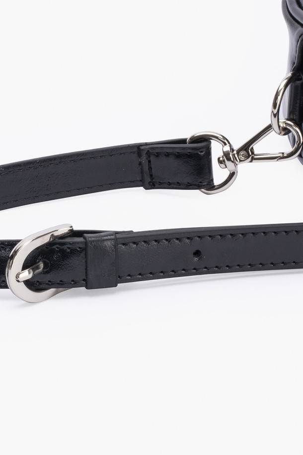 세련된 스타일을 완성하는 탬버린 투웨이 벨트백 BLACK입니다. 미디엄 사이즈의 블랙 컬러 합성가죽 소재로 제작되어 시크하고 미니멀한 매력을 선사합니다. 무지 디자인에 버클 장식이 포인트로 더해졌으며, 지퍼형 잠금 방식으로 소지품을 안전하게 보관할 수 있습니다. 크로스백으로도 활용 가능한 투웨이(2way) 디자인으로, 일상에서 다양한 스타일을 연출할 수 있습니다. 사이즈 조절 기능으로 편안하게 착용할 수 있으며, 클래식한 분위기를 더해줍니다.
