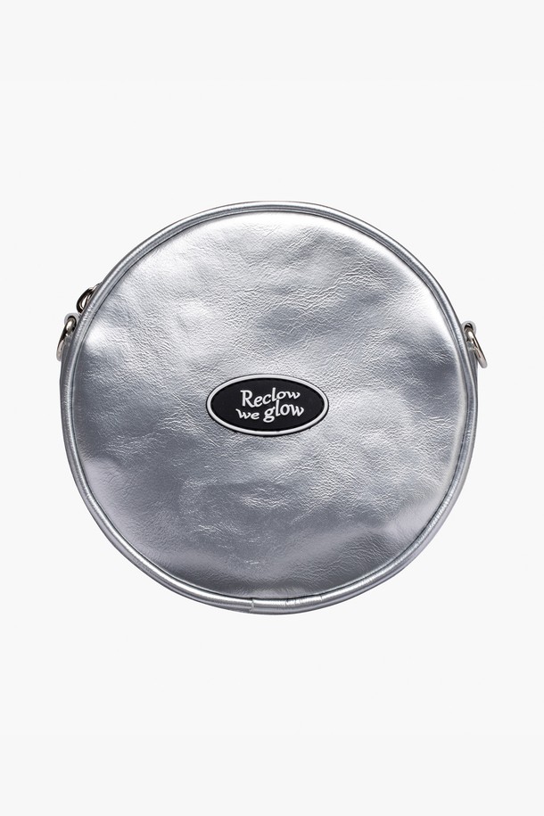 세련된 실버 컬러가 돋보이는 탬버린 투웨이 벨트백입니다. 합성가죽 소재로 제작되어 은은한 광택과 고급스러운 분위기를 자아냅니다. 미디엄 사이즈로 실용성을 높였으며, 무지 디자인에 버클 장식으로 포인트를 더했습니다. 지퍼형 잠금 방식으로 소지품을 안전하게 보관할 수 있으며, 크로스백으로도 활용 가능한 투웨이 스타일입니다. 미니멀, 시크, 캐주얼 룩에 모두 잘 어울려 일상에서 폭넓게 활용하기 좋습니다.
