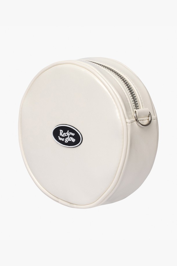 **탬버린 투웨이 벨트백 IVORY**는 여성 고객을 위한 미니멀하고 캐주얼한 스타일의 벨트백입니다. 아이보리 컬러의 합성가죽 소재로 제작되었으며, 미디엄 사이즈로 넉넉한 수납 공간을 제공합니다. 무지 디자인에 버클 디테일로 포인트를 주어 세련된 느낌을 더했습니다. 크로스백 또는 벨트백으로 활용 가능한 투웨이 디자인이며, 탈부착 가능한 스트랩으로 다양한 연출이 가능합니다. 지퍼형 잠금 방식으로 소지품을 안전하게 보관할 수 있으며, 일상생활에서 편리하게 사용할 수 있습니다.
