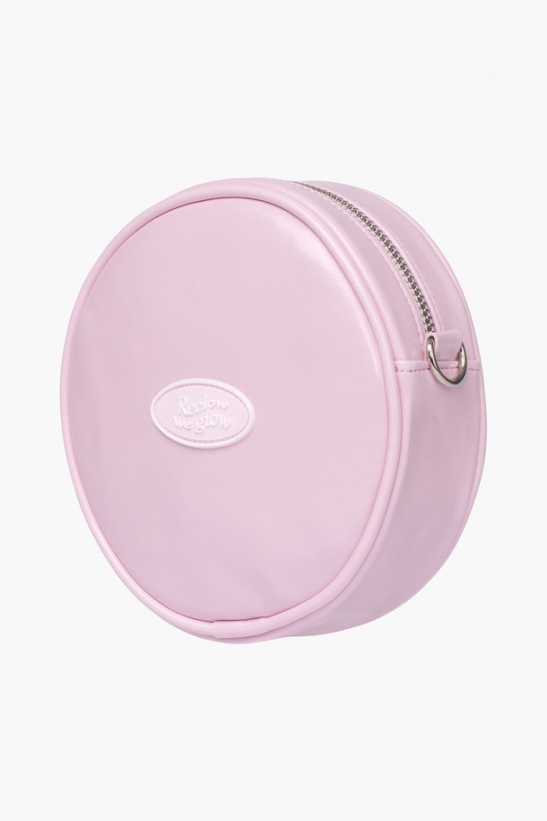 탬버린 투웨이 벨트백 PINK는 여성스러운 핑크 컬러의 미니 사이즈 벨트백입니다. 부드러운 합성가죽 소재로 제작되었으며, 원형 디자인에 지퍼형 잠금 방식으로 내용물을 안전하게 보관할 수 있습니다. 숄더백과 크로스백으로 활용 가능한 투웨이 스타일로, 데이트룩과 모임룩에 포인트를 더해줍니다. 미니멀, 걸리시, 캐주얼 스타일을 즐겨 입는 분들께 추천하며, 일상에서 편안하게 착용하기 좋습니다.
