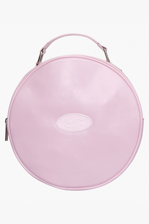 "탬버린 투웨이 크로스백 PINK"는 여성스러운 매력을 더해줄 핑크 컬러의 미디엄 사이즈 크로스백입니다. 부드러운 합성가죽 소재로 제작되어 편안한 착용감을 선사하며, 무지 디자인에 반원 형태의 세련된 디자인이 돋보입니다. 숄더백으로도 활용 가능한 투웨이(Two-way) 스타일로, 데이트룩이나 모임룩에 걸맞은 걸리시, 미니멀, 클래식한 스타일을 연출할 수 있습니다. 지퍼형 잠금 방식으로 소지품을 안전하게 보관할 수 있습니다. 
