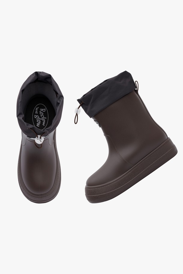 레인부츠 RE-RAIN SHIRRING BOOTS는 여성용 레인부츠로, 라운드 앞코와 플랫 굽(1.5cm) 디자인으로 편안한 착용감을 선사합니다. 블랙, 아이보리, 핑크, 카키, 초코 5가지 색상으로 출시되었으며, 셔링 탑라인과 넓은 발볼 디자인으로 활동성을 높였습니다. PVC 소재에 방수 기능과 미끄럼 방지 아웃솔을 적용하여 우천 시에도 안전하게 착용할 수 있으며, 봄, 여름, 가을, 겨울 사계절 모두 활용 가능합니다.
