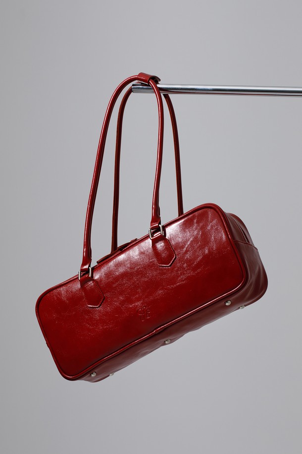 SIO 바게트 백 레드는 클래식하고 베이직한 스타일을 선호하는 여성분들을 위한 데일리 백입니다. 미디엄 사이즈의 사각 쉐입으로, 로고 디테일과 바닥 장식이 돋보이는 디자인입니다. 부드러운 광택감의 합성가죽과 면 소재를 사용했으며, 내부 지퍼 포켓과 실용적인 수납공간, 가벼운 착용감을 제공합니다. 마그네틱형 잠금 방식으로 편리하게 사용할 수 있으며, 스트랩 길이는 고정되어 있습니다. 쇼핑룩이나 모임룩에 매치하여 미니멀하고 캐주얼한 스타일을 연출해보세요.
