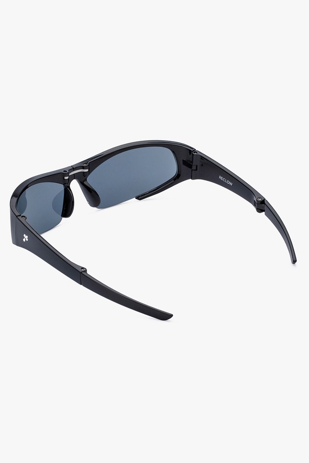 HOYE SUNGLASS (5 컬러)는 일상 및 스포츠 활동에 적합한 남녀 공용 선글라스입니다. 플라스틱 소재로 제작되었으며, 자외선 차단 기능을 제공하여 눈을 보호합니다. 스포티한 스타일과 미니멀한 디자인으로 러닝룩, 휴가룩 등 다양한 TPO에 매치하기 좋습니다. 무지 패턴의 블랙 컬러 렌즈 일체형 선글라스로, 활동적인 당신의 스타일에 포인트를 더해보세요.
