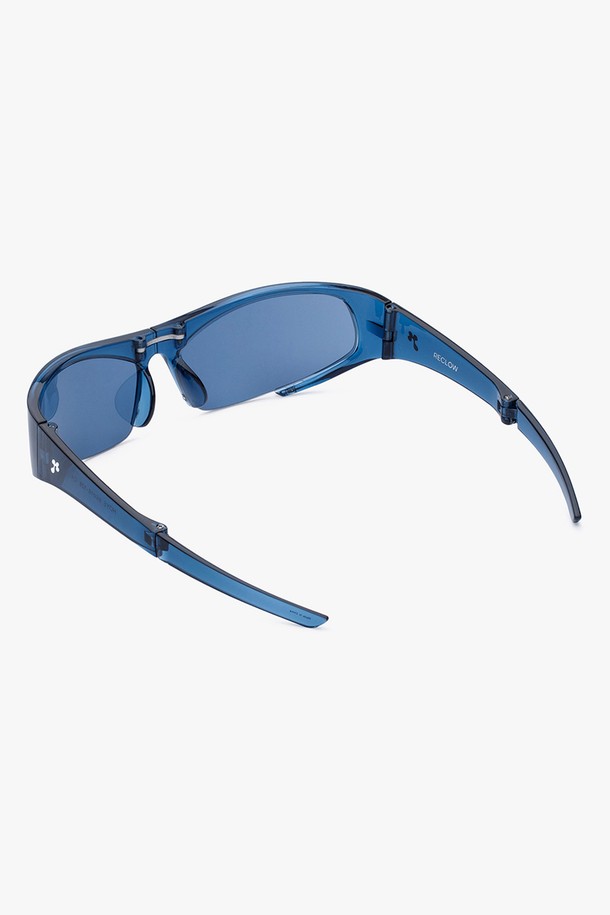 HOYE 선글라스 5 COLOR는 일상 및 스포츠 활동에 적합한 선글라스입니다. 플라스틱 소재로 제작되었으며, 스포티하고 캐주얼한 스타일을 연출합니다. 랩어라운드 스타일의 블루 컬러 무지 디자인으로, 자외선(UV)을 효과적으로 차단해 줍니다. 봄, 여름 시즌에 착용하기 좋으며, 스포티한 디자인이 특징입니다. 선글라스 프레임으로 스타일리시함을 더했습니다.
