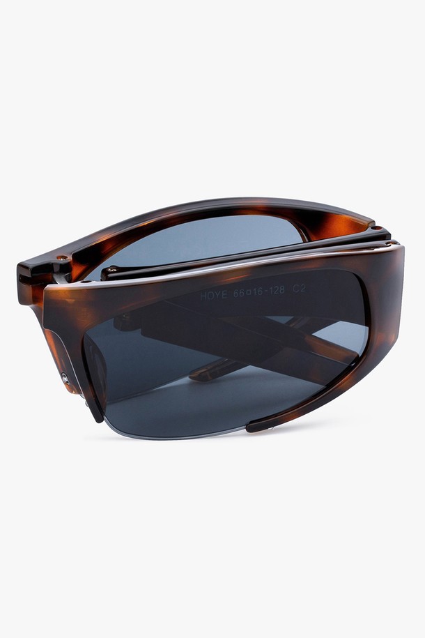 HOYE 선글라스 5가지 컬러를 만나보세요. 브라운 프레임에 블랙 렌즈가 시크한 조화를 이루는 이 선글라스는 일상, 여행, 휴가, 러닝 등 다양한 TPO에 활용 가능합니다. 플라스틱 소재로 제작되어 가볍고 편안하며, 자외선 차단 기능으로 눈을 보호해 줍니다. 스포티, 캐주얼, 미니멀 스타일을 즐기는 분들께 추천하며, 무지 디자인으로 어떤 스타일에도 쉽게 매치할 수 있습니다. 봄, 여름 시즌에 스타일리시함을 더해 줄 HOYE 선글라스와 함께 멋을 내보세요.
