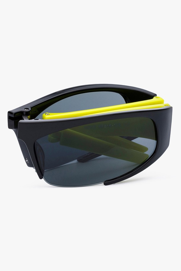 HOYE 선글라스 5 컬러는 스포츠와 일상에서 모두 활용 가능한 공용 선글라스입니다. 블랙과 옐로우의 투톤 디자인으로, 경량 플라스틱 소재를 사용하여 편안한 착용감을 제공합니다. UV 차단 기능으로 눈을 보호하며, 렌즈 교체가 가능하여 다양한 환경에 맞춰 사용할 수 있습니다. 휴가룩과 러닝룩에 스포티한 스타일을 더해주는 아이템입니다.
