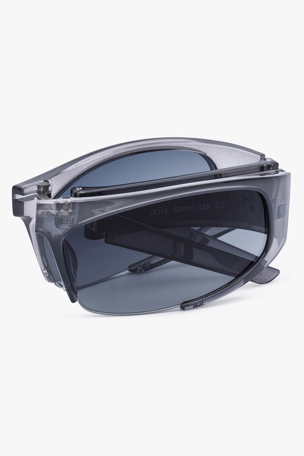 HOYE SUNGLASS (HOYE 선글라스) 5 COLOR는 일상과 스포츠 활동에 모두 적합한 공용 선글라스입니다. 블랙, 그레이 2가지 색상으로 제공되며, 봄, 여름 계절에 착용하기 좋습니다. 플라스틱 소재로 제작되었으며, 스포티하고 캐주얼한 스타일을 연출합니다. 자외선 차단 기능이 있으며, 렌즈 일체형과 스포티한 디자인, 프레임 디자인이 특징입니다.
