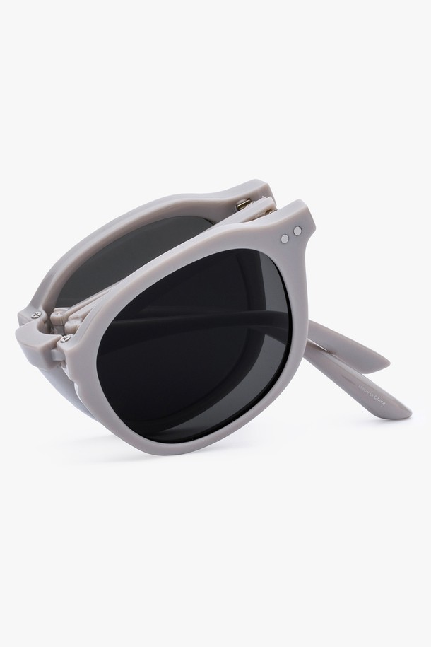 [예약배송] 지헤이 선글라스 4 컬러는 미니멀하고 캐주얼한 스타일의 선글라스입니다. 공용으로 사용할 수 있으며, 봄, 여름 계절에 착용하기 좋습니다. 자외선 차단 기능을 갖춘 플라스틱 소재의 무지 선글라스로, 그레이 컬러를 제공합니다. 접이식, 폴딩 디자인으로 휴대와 보관이 용이합니다. 일상생활에서 편안하게 착용할 수 있는 실용적인 아이템입니다.
