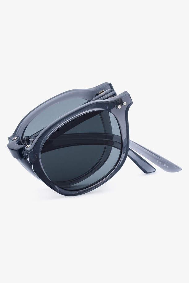 [예약배송] 제헤 선글라스 4컬러는 미니멀하고 베이직한 스타일을 추구하는 분들을 위한 선글라스입니다. 블랙과 그레이 두 가지 색상으로 출시되었으며, 플라스틱 소재의 오버사이즈 프레임 디자인이 특징입니다. 봄, 여름, 여행 및 휴가철에 자외선으로부터 눈을 보호하며, 스타일리시한 룩을 연출할 수 있습니다. 
