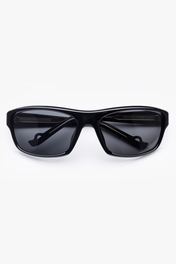 GEM SUNGLASS (젬 선글라스) 3 COLOR는 공용으로 착용 가능한 미니멀하고 클래식한 스타일의 선글라스입니다. 블랙, 매트블랙, HOPI 3가지 컬러로 출시되었으며, TR소재를 사용하여 내구성과 고탄성을 갖췄습니다. UV400 보호 기능과 99.99% 자외선 차단 기능을 제공하여 봄, 여름철 눈 건강을 지켜줍니다. 무지 디자인에 무도수 렌즈를 사용하여 편안하게 착용할 수 있으며, 유니섹스 디자인으로 누구나 부담 없이 즐길 수 있습니다.