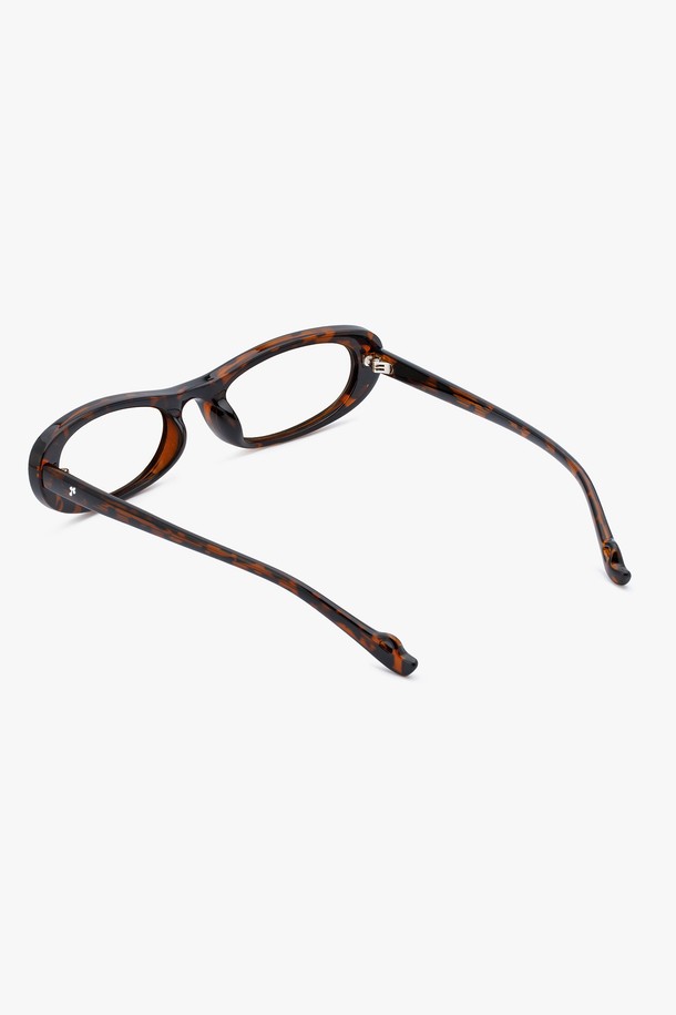 AUBE GLASS 3 COLOR(오브 글라스 3 컬러)는 미니멀하고 모던한 스타일의 안경테입니다. 블랙과 호피 브라운 두 가지 색상으로 출시되었으며, TR, Metal, Acrylic(아크릴) 소재를 사용하여 제작되었습니다. UV 차단 기능과 렌즈 교체가 가능한 실용적인 제품으로, 일상생활은 물론 카페룩과 데이트룩에도 잘 어울립니다. 알파벳 R 디자인을 기반으로 부드러운 곡선과 클로버 모티프 디테일이 돋보이며, 데모 렌즈와 케이스, 렌즈 클리닝 천을 함께 제공합니다.
