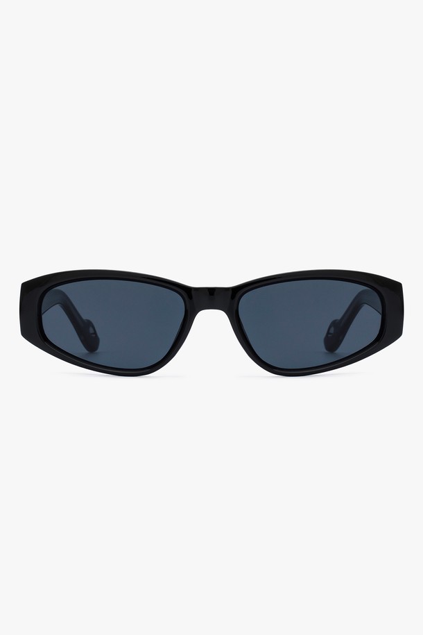 HARVEY 선글라스 4 COLOR는 남녀 모두 착용 가능한 유니섹스 선글라스입니다. 미니멀, 모던, 시크한 스타일을 추구하며, 여행룩과 휴가룩에 잘 어울립니다. 블랙, 브라운 그린, 매트 블랙 3가지 색상으로 출시되었으며, TR소재와 UV400 렌즈를 사용하여 99.99% 자외선 차단 기능을 제공합니다. 오벌 프레임과 라이징 엔드피스 디자인, 무지 패턴으로 세련된 멋을 더했습니다. 고탄성, 경량 디자인으로 편안한 착용감을 선사하며, 다양한 얼굴형에 잘 어울립니다.
