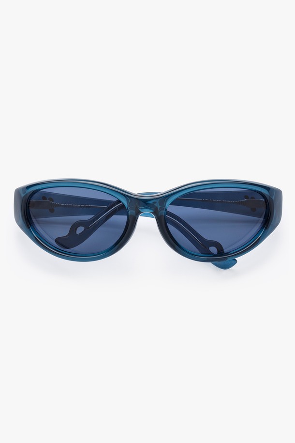 MUTO(무토) 선글라스 4 COLOR는 트렌디한 스타일을 추구하는 분들을 위한 일상용 선글라스입니다. 볼륨감 있는 디자인과 랩어라운드 핏, 고글형 패턴이 특징이며, 블루와 블랙 두 가지 색상으로 제공됩니다. 프론트에서 템플까지 이어지는 자연스러운 곡선과 매트 마감은 세련된 느낌을 더합니다. 자외선 차단 기능을 갖춰 눈을 보호하며, 세밀한 검수 과정을 거쳐 편안한 착용감을 제공합니다. 캐주얼 및 스포티한 스타일에 잘 어울립니다.
