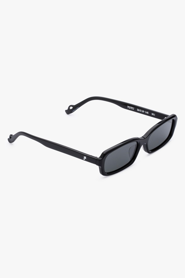 세련된 튜튜 디자인이 돋보이는 아세테이트 튜튜 선글라스입니다. 여성스러운 페미닌 스타일로, 봄, 여름 시즌 데이트룩, 카페룩, 휴가룩에 매치하기 좋습니다. 자외선 차단 기능을 갖춰 일상 속에서도 눈 건강을 지켜줍니다. 블랙 컬러에 리본 장식이 더해져 로맨틱하면서도 미니멀한 매력을 선사합니다. 클래식한 디자인으로 유행을 타지 않고 오랫동안 착용할 수 있습니다.
