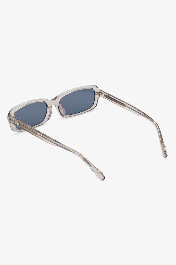 아세테이트 튜튜 선글라스 4컬러는 모던하고 미니멀한 스타일을 추구하는 분들을 위한 선글라스입니다. 봄, 여름 시즌에 어울리며, 여행룩, 휴가룩, 바캉스룩 등 다양한 TPO에 활용 가능합니다. 블루, 화이트 2가지 색상으로 출시되었으며, 아세테이트 소재로 제작되어 편안한 착용감을 선사합니다. 자외선 차단 기능과 투톤 디자인, 오버사이즈 프레임으로 세련된 스타일을 완성해 보세요. 미니멀, 클래식, 캐주얼 스타일을 즐겨 입는 분들께 추천합니다.
