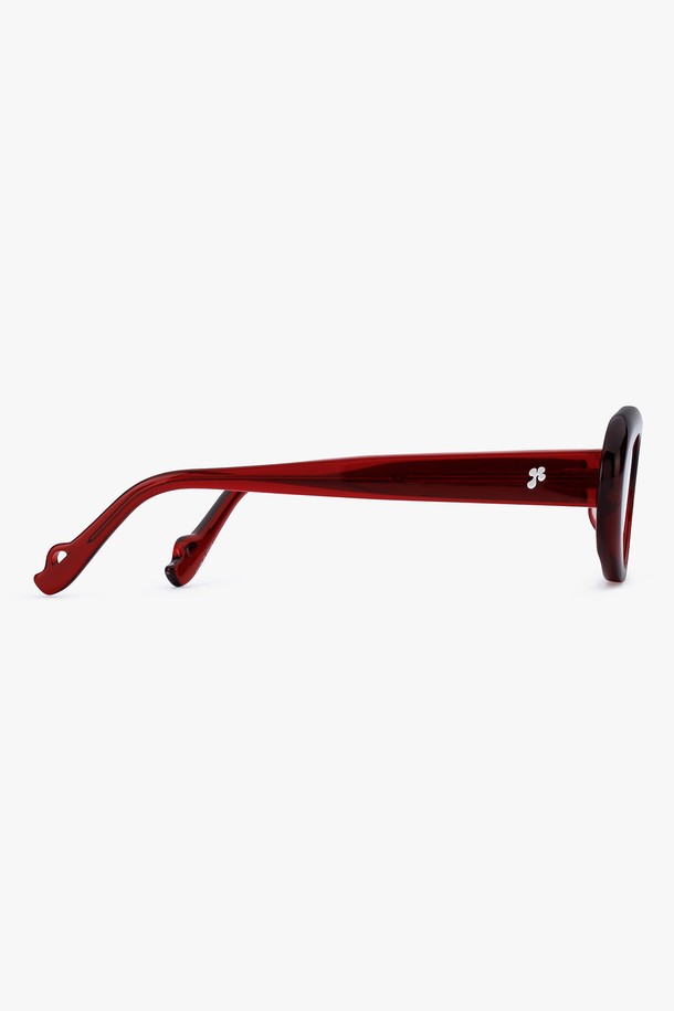 ACETATE JUNI (아세테이트 주니) 선글라스는 미니멀한 스타일을 추구하는 분들을 위한 선글라스입니다. 아세테이트와 나일론 소재로 제작되어 가볍고 편안한 착용감을 제공하며, UV400 자외선 차단 기능으로 눈을 안전하게 보호합니다. Black Gray, Wine, Hopi 3가지 컬러로 출시되어, 여행룩, 휴가룩 등 다양한 TPO에 맞춰 활용하기 좋습니다. R 심볼 디자인 장식으로 포인트를 더했으며, 그레이 틴트 렌즈와 함께 렌즈 클리닝 천, 케이스가 포함되어 실용성을 높였습니다. 
