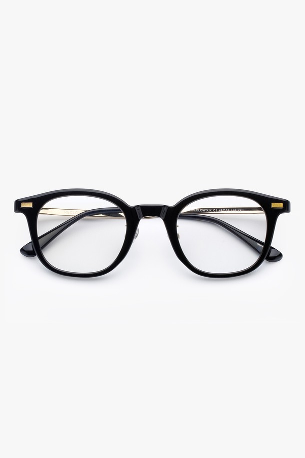 X.KAY 글래스 골드 블랙은 여성 고객을 위한 선글라스입니다. 클래식하고 모던한 스타일을 연출하며, 데이트룩에 잘 어울립니다. 사각형 오버사이즈 디자인에 블랙 렌즈와 골드 메탈 프레임이 세련된 조화를 이룹니다. 자외선 차단 기능이 있으며, 일상에서 편안하게 착용할 수 있습니다. 
