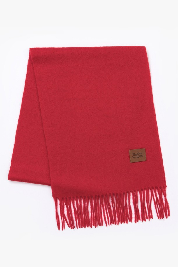 100% 캐시미어 머플러 레드 컬러 제품으로, 가을과 겨울에 따뜻함과 스타일을 더해줍니다. 부드러운 촉감의 얇은 두께로 제작되어 편안하게 착용할 수 있으며, 무지 디자인에 프린지 장식이 포인트입니다. 베이직하고 클래식한 스타일로 출근룩이나 모임룩에 모두 잘 어울립니다.
