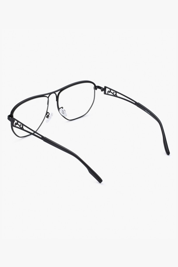 STAINLESS VEIL GLASS BLACK (스테인리스 베일 글라스 블랙)은 미니멀하고 클래식한 스타일의 선글라스입니다. 스테인리스 소재로 제작되어 내구성이 뛰어나며, 사계절 내내 착용하기 좋습니다. 블랙 컬러의 베일형 디자인이 세련된 느낌을 더하며, 자외선 차단 기능으로 눈을 보호해 줍니다. 일상생활에서 스타일리시하게 연출할 수 있는 아이템입니다.
