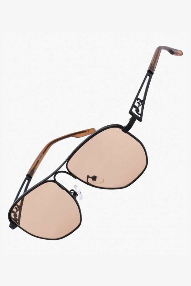 STAINLESS VEIL SUNGLASS BROWN(스테인리스 베일 선글라스 브라운)은 미니멀하고 클래식한 스타일을 추구하는 여성 고객을 위한 선글라스입니다. 브라운 컬러 렌즈와 오버사이즈 프레임이 세련된 분위기를 연출하며, 스테인리스 소재로 제작되어 내구성이 뛰어납니다. 일상생활에서 자외선을 효과적으로 차단해주며, 베일형 디자인과 일자형 브릿지가 독특한 포인트를 더합니다. 봄, 여름 시즌에 데일리 아이템으로 활용하기 좋습니다.
