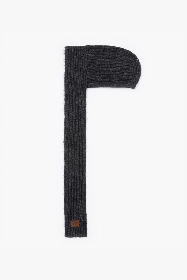 MOCHI 발라클라바 차콜은 울과 아크릴 혼방 소재로 제작되어 부드러운 촉감을 자랑하는 방한용 발라클라바입니다. 깊은 모자 깊이와 목까지 감싸는 디자인으로 가을, 겨울철 추위로부터 얼굴 전체를 따뜻하게 보호해줍니다. 무지 패턴의 차콜 컬러는 클래식, 미니멀, 캐주얼 등 다양한 스타일 연출에 용이하며, 등산룩, 캠핑룩, 출근룩 등 TPO에 구애받지 않고 활용할 수 있습니다. 스카프 형태 디자인으로 편안하게 착용 가능하며, 두꺼운 두께감으로 보온성을 높였습니다. 
