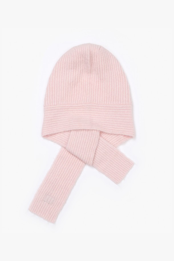 모치 발라클라바 핑크는 부드러운 니트 소재로 제작되어 겨울철 따뜻함을 선사하는 여성용 발라클라바입니다. 깊은 모자 깊이와 목까지 감싸는 디자인으로 보온성을 높였으며, 무지 패턴의 사랑스러운 핑크 컬러가 캐주얼하고 미니멀한 스타일을 연출합니다. 포근한 촉감의 이 발라클라바는 추운 날씨에도 스타일리시하게 착용할 수 있는 필수템입니다.
