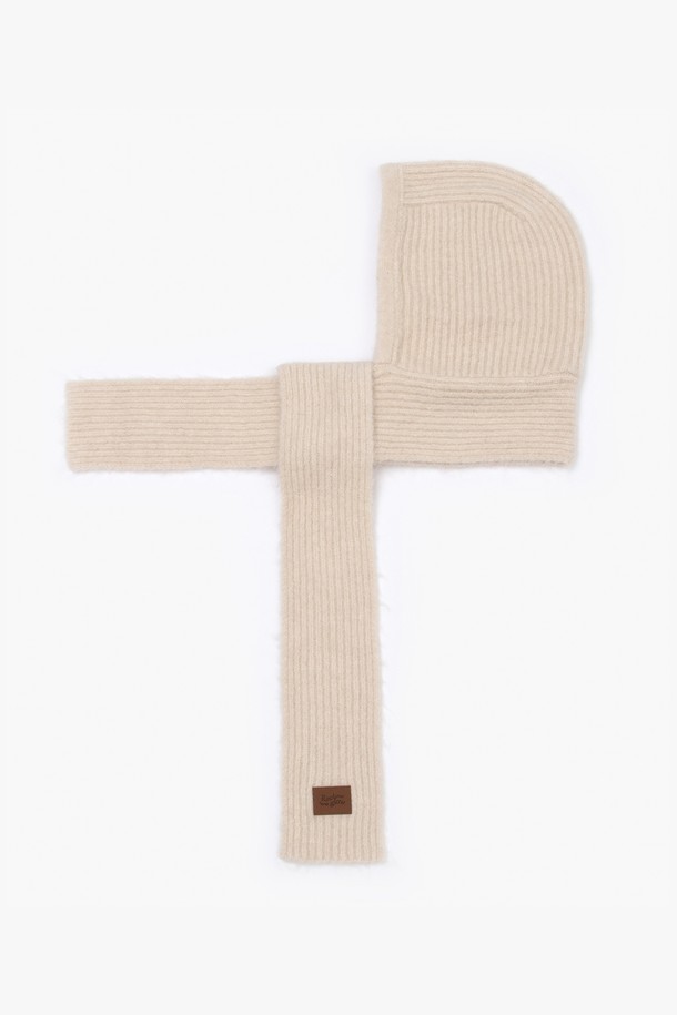 MOCHI 발라클라바 베이지는 부드러운 니트 소재로 제작되어 깊은 모자 깊이와 포근한 착용감을 선사합니다. 무지 디자인에 베이지 컬러로 어떤 스타일에도 쉽게 매치할 수 있으며, 가을, 겨울철 방한용은 물론 일상에서도 활용하기 좋습니다. 목까지 감싸는 디자인으로 보온성을 높였으며, 미니멀, 캐주얼, 클래식 등 다양한 스타일을 즐겨 입는 분들께 추천합니다. 출근룩, 산책룩, 여행룩 등 TPO에 구애받지 않고 따뜻하고 스타일리시하게 연출해 보세요.
