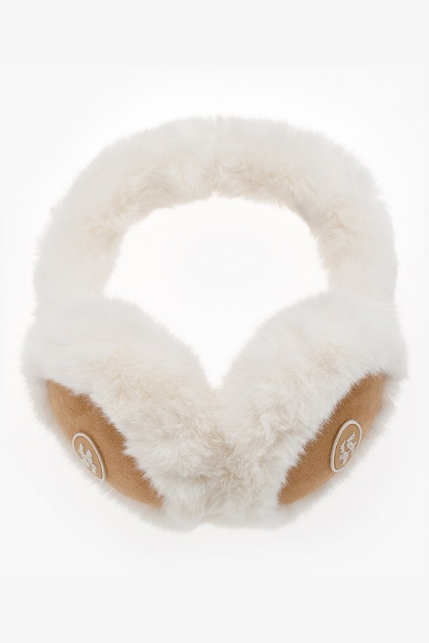 밍밍 이어머프 브라운은 부드러운 퍼 소재로 제작되어 겨울철 보온성을 높여주는 여성용 이어머프입니다. 톤 다운된 브라운 컬러의 무지 디자인으로, 캐주얼, 클래식, 미니멀 등 다양한 스타일 연출에 용이합니다. 두꺼운 두께감과 귀를 완전히 덮는 귀덮개 스타일로 뛰어난 방한 기능을 제공합니다. 일상생활에서 따뜻하고 포근한 착용감을 선사하며, 퍼 소재 특유의 고급스러운 디자인 장식이 특징입니다.
