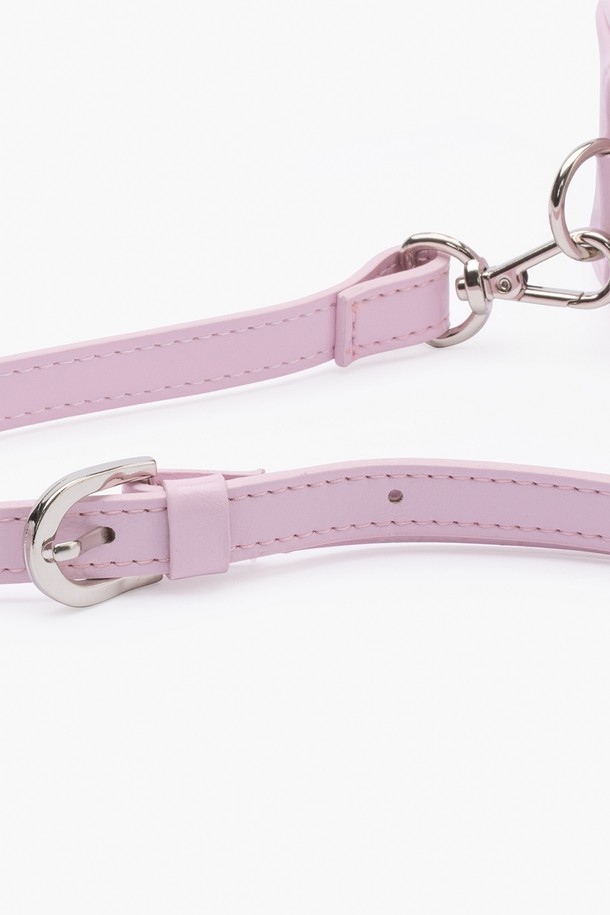 탬버린 투웨이 벨트백 PINK는 여성스러운 핑크 컬러의 미니 사이즈 벨트백입니다. 부드러운 합성가죽 소재로 제작되었으며, 원형 디자인에 지퍼형 잠금 방식으로 내용물을 안전하게 보관할 수 있습니다. 숄더백과 크로스백으로 활용 가능한 투웨이 스타일로, 데이트룩과 모임룩에 포인트를 더해줍니다. 미니멀, 걸리시, 캐주얼 스타일을 즐겨 입는 분들께 추천하며, 일상에서 편안하게 착용하기 좋습니다.
