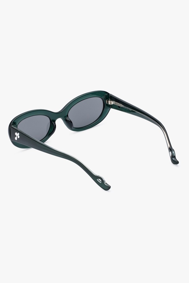 **DEREK SUNGLASS(데렉 선글라스) 4 COLOR**

미니멀하고 레트로한 감각을 담아낸 DEREK SUNGLASS(데렉 선글라스)는 남녀 모두 착용 가능한 유니섹스 디자인입니다. TR소재의 고탄성 프레임과 UV400 렌즈를 사용하여 편안한 착용감과 99.99% 자외선 차단 기능을 제공합니다. 오벌 프레임과 클로버 쉐입 디자인이 돋보이며, 여행룩과 휴가룩, 클래식 스타일 연출에 적합합니다. 블랙, 그린, 카키, 베이지 4가지 컬러로 출시되었으며, 렌즈 클리닝 천과 케이스가 함께 제공됩니다.
