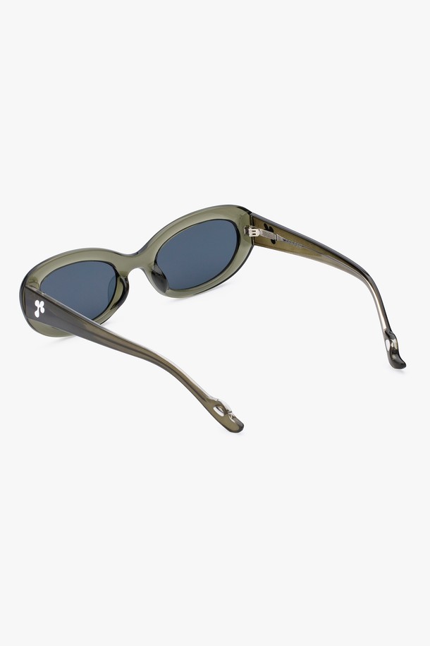 **데릭 선글라스 4 컬러**는 남녀 모두에게 잘 어울리는 미니멀하고 모던한 스타일의 선글라스입니다. TR과 METAL 소재의 프레임이 세련된 디자인을 완성하며, 클로버 형태 디자인과 부드러운 곡선이 돋보입니다. BLACK, GREEN, KHAKI, BEIGE 4가지 컬러로 출시되어 취향에 맞게 선택할 수 있으며, UV400 렌즈로 자외선을 99.99% 차단하여 눈을 보호해줍니다. 데일리룩, 카페룩, 여행룩 등 다양한 TPO에 활용 가능하며, 무도수 렌즈와 케이스, 안경닦이가 함께 제공됩니다.
